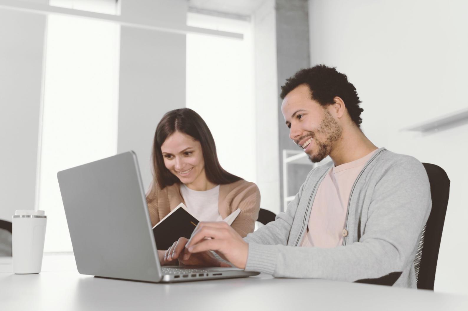 Moderner Beratungsraum mit professioneller Atmosphäre für Finanzgespräche