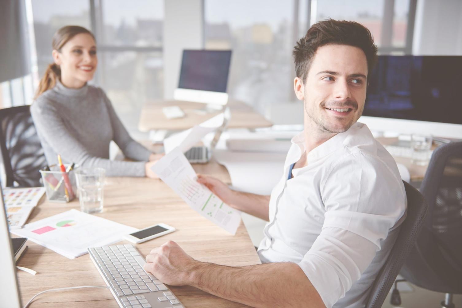 Moderne Büroausstattung mit mehreren Monitoren für professionelle Finanzanalyse