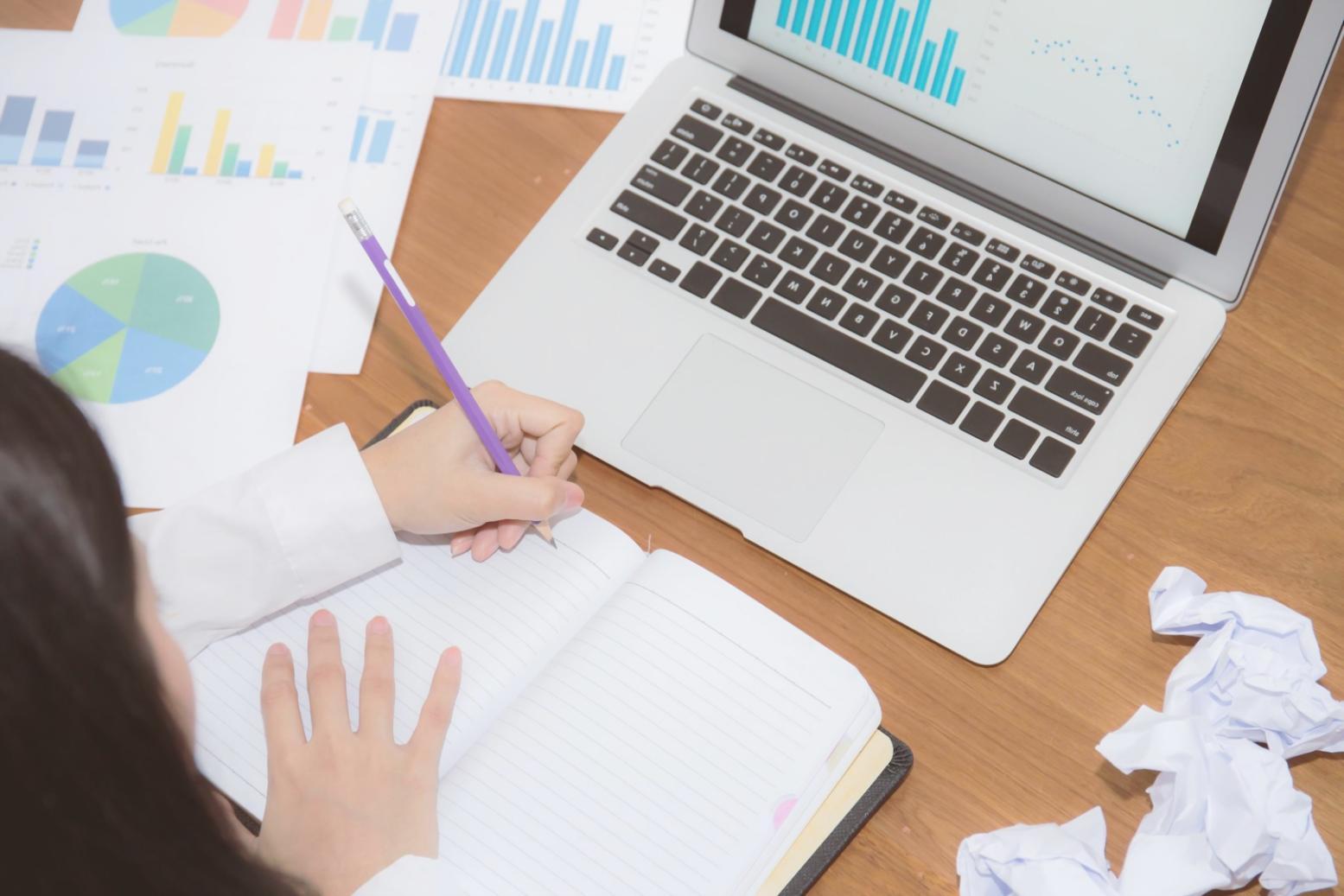 Organisierter Arbeitsplatz mit Laptop und Lernmaterialien für effektives Fernlernen