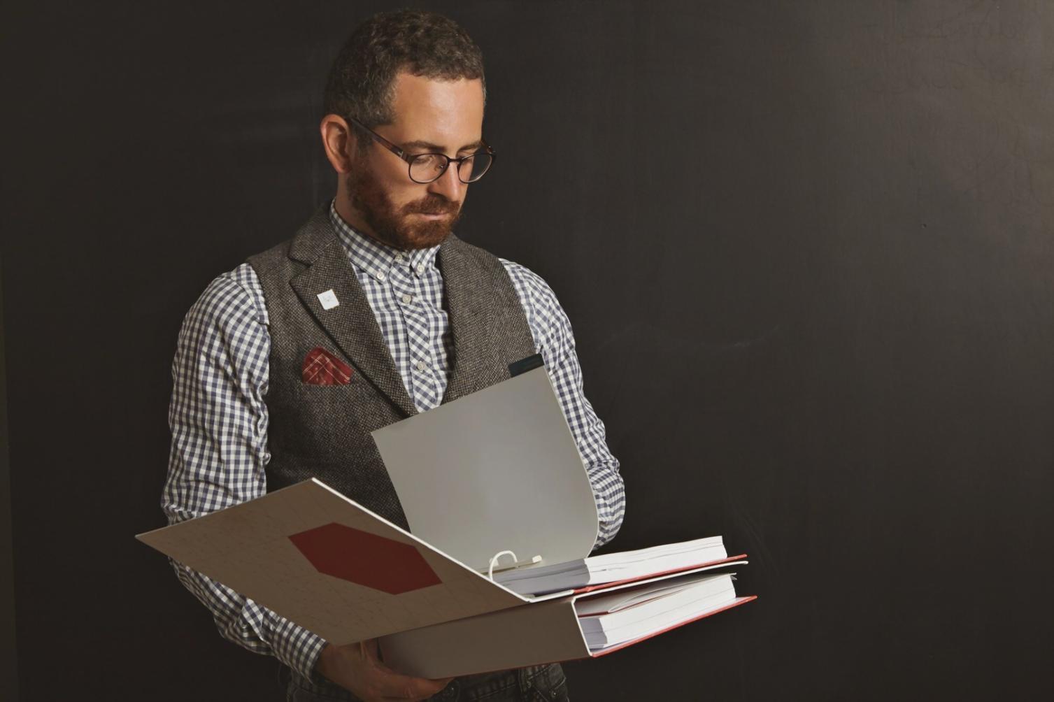 Entspannter Lernbereich zu Hause mit natürlichem Licht und ergonomischer Einrichtung